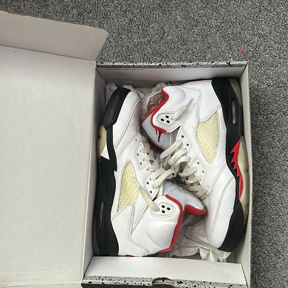 Air Jordan retro 5.
